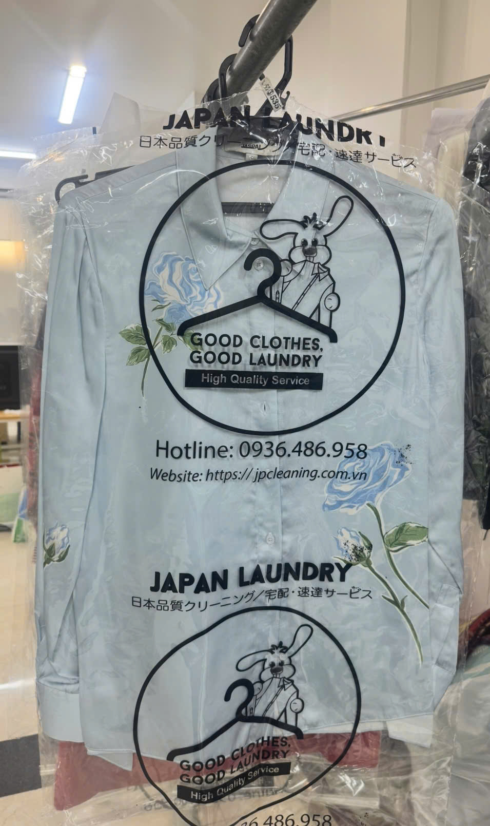 Việc giặt áo sơ mi nữ hàng hiệu đúng cách phụ thuộc rất lớn vào chất liệu vải được ghi trên nhãn mác (tag) bên trong áo.
